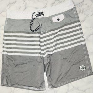 Body Glove Men's stylish long swim/board shorts in size 34" waist